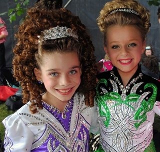 sea of bouncy curls and glitter