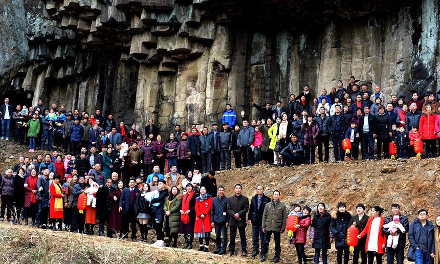 Chinese family of 500 reunite